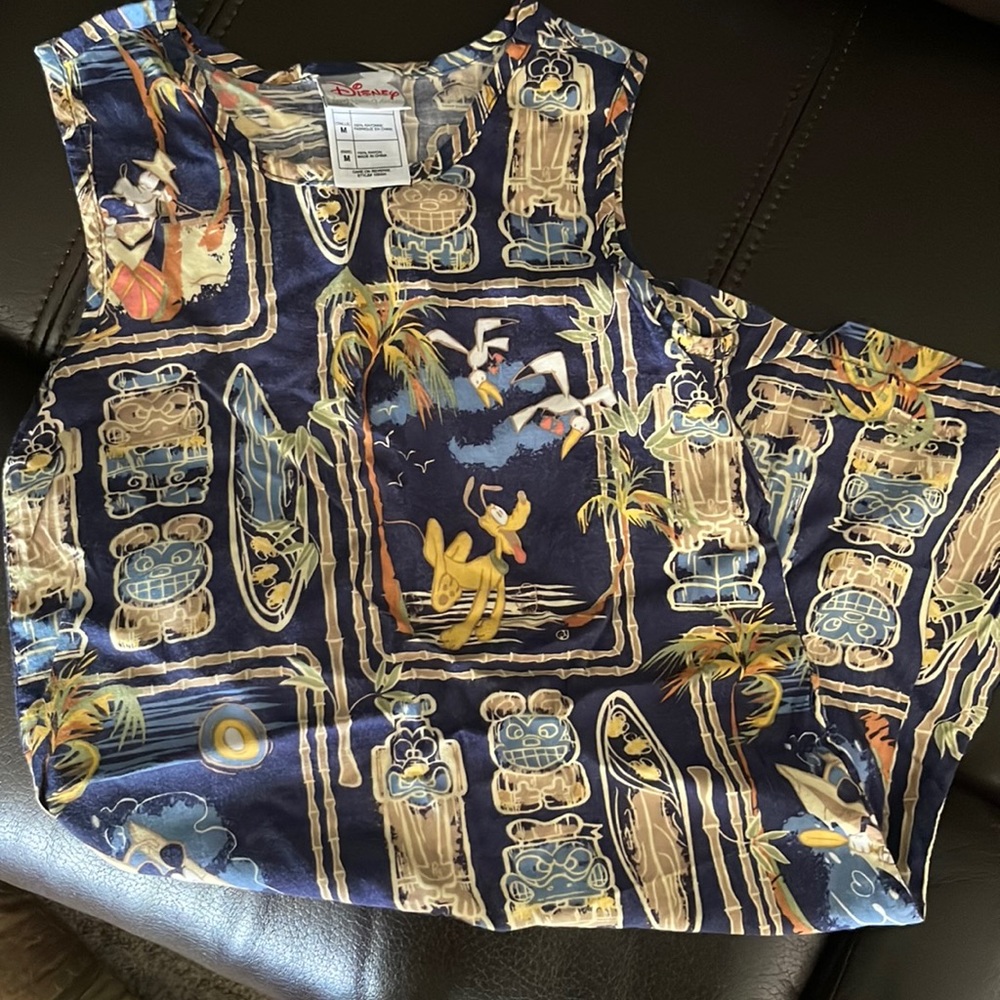 Disney dress size medium kids. Very thin comfy material. Good condition